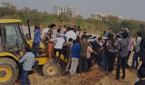 विश्वविद्यालय के छात्रों का सड़कों पर जोरदार विरोध